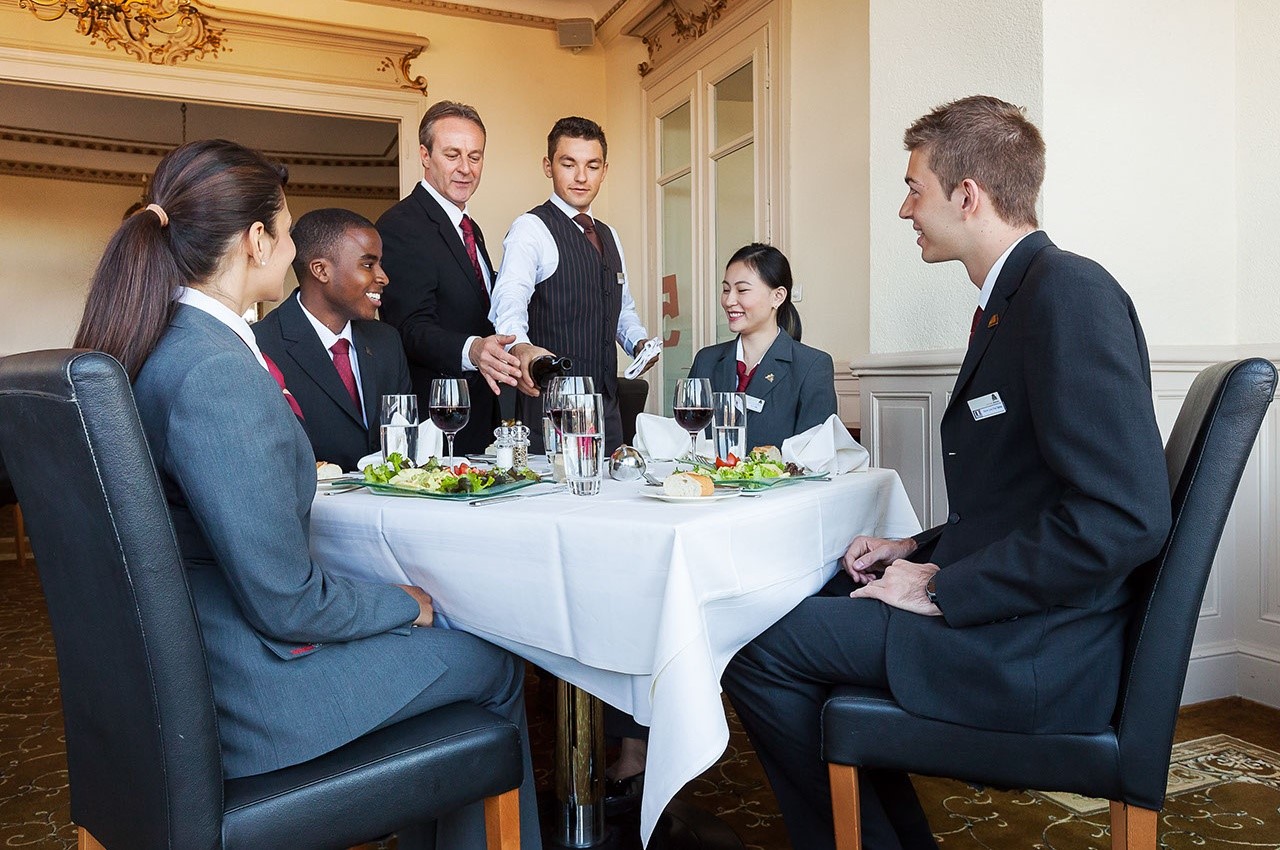Sinh viên Học viện Khách sạn Montreux (HIM) trong giờ thực hành tại trường